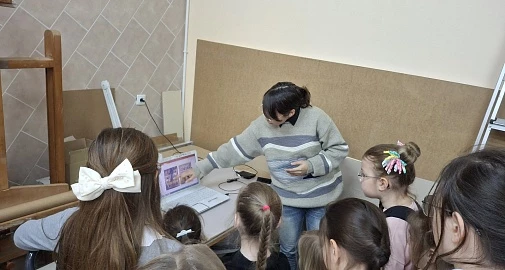 На музейном занятии в реставрационной лаборатории музея